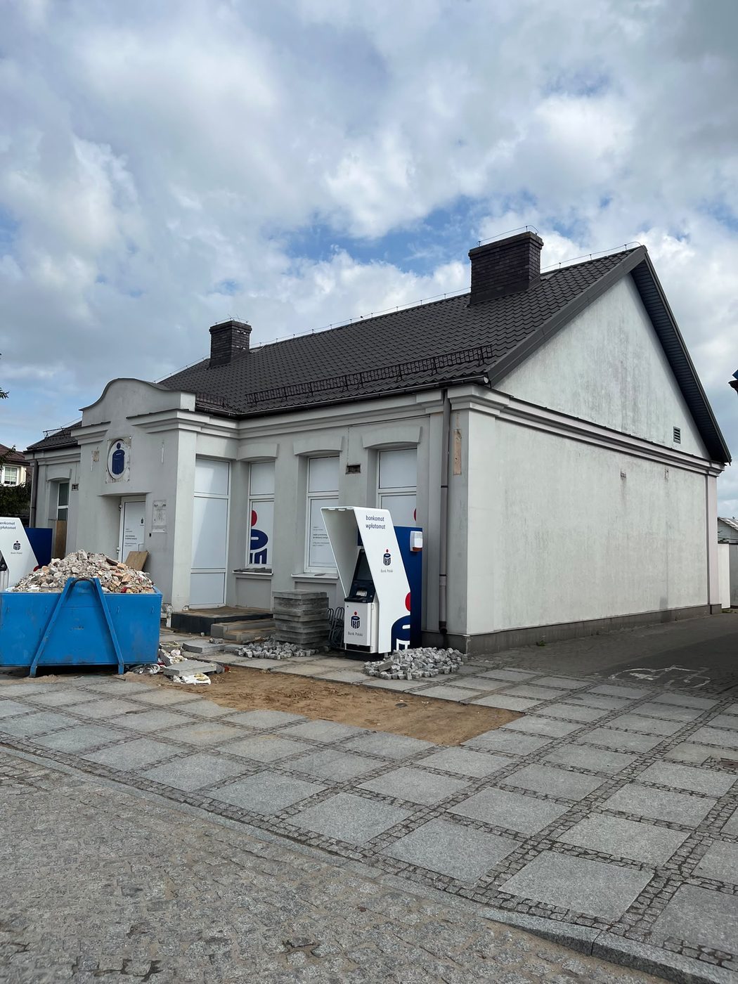 Bank — elewacja przed myciem i malowaniem