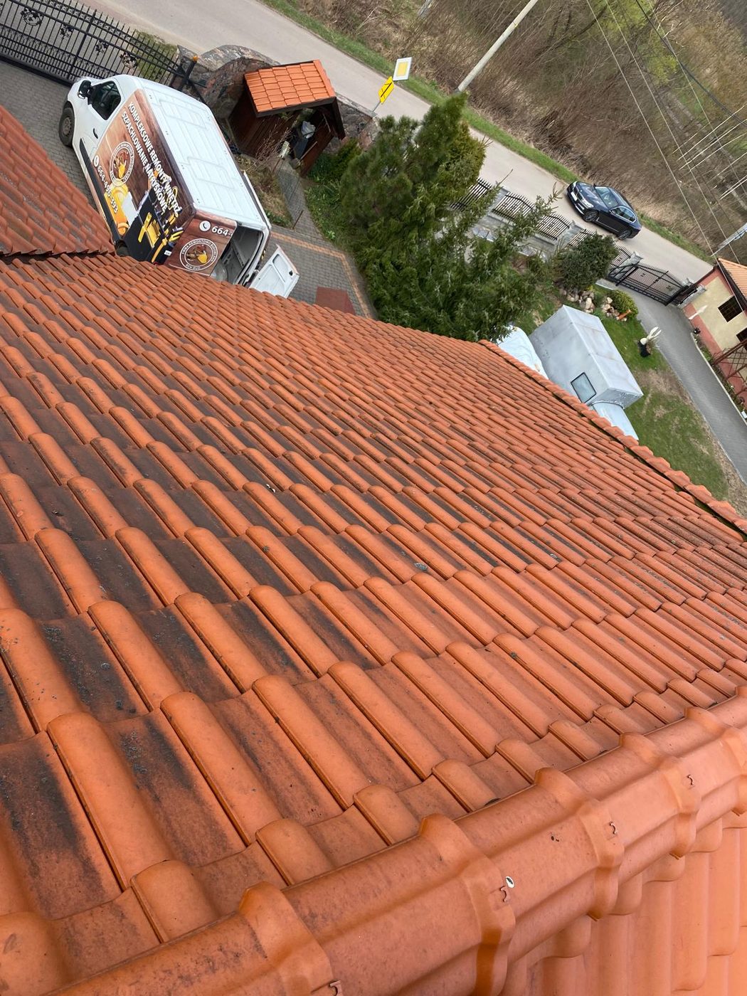 Dach przed — matowa, zabrudzona dachówka