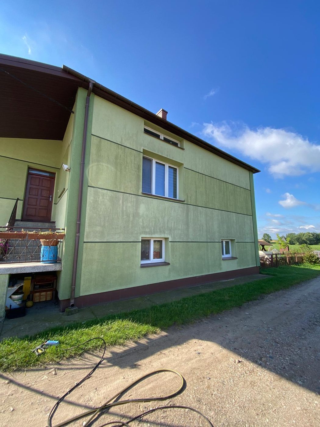 Przed myciem — elewacja zabrudzona