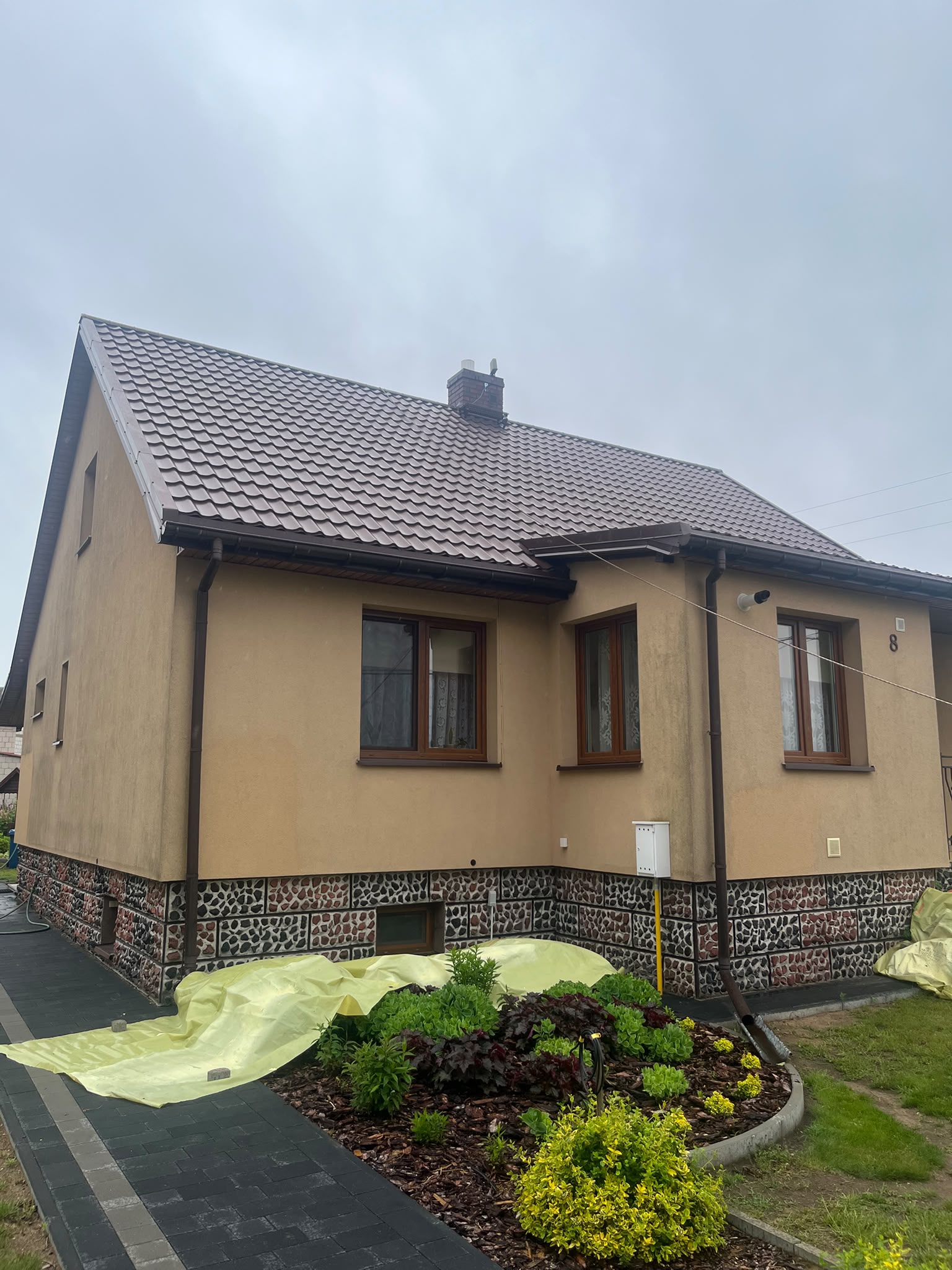 Elewacja przed myciem — zabrudzona